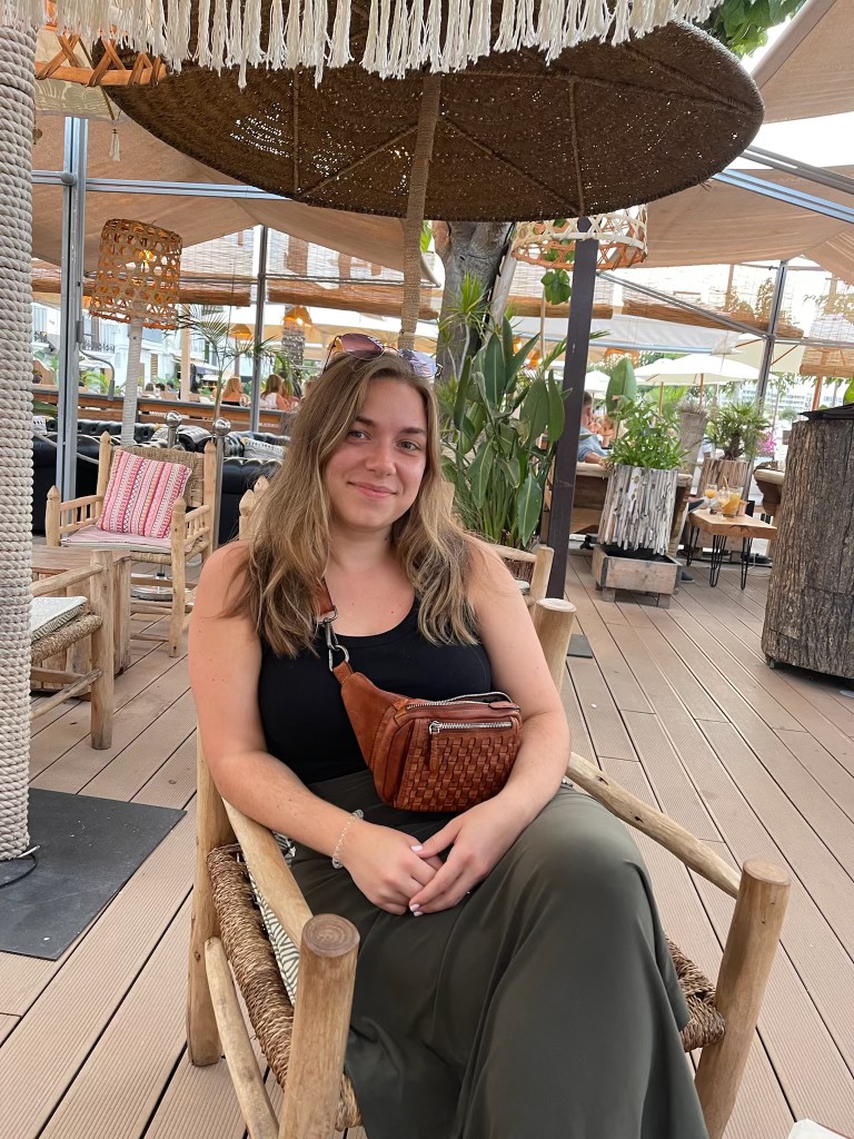 Emma, Groomswoman